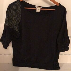 Groggy black t-shirt with feather print.